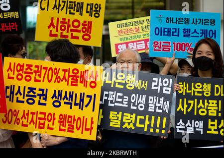 Opfer verschiedener Private-Equity-Fonds halten am 30. Juni 2020 vor dem Financial Supervisory Service in Yeouido, Seoul, Südkorea, eine Pressekonferenz ab, in der sie die Entscheidung drängen, für Private-Equity-Fonds verantwortliche Finanzunternehmen stark zu disziplinieren und Verträge zu kündigen (100%-Entschädigung). Der erste Streitbeilegungsausschuss des Finanzaufsichtsdienstes zu Kalkfonds, darunter Limettenfonds, Deutsche Heritage Derivatives-Linked Securities (DLS), Italienischer Gesundheitsfonds, Beautiful Asset Management Fund, Discovery Fund, Pop Funding Fund und Overseas Interest Rate-Linked Derivatives Stockfoto