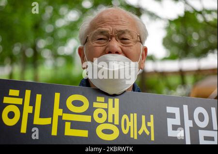 Ein Opfer verschiedener Private-Equity-Fonds hält während einer Pressekonferenz vor dem Financial Supervisory Service in Yeouido, Seoul, Südkorea, am 30. Juni 2020 ein Plakat mit der Aufschrift „Finanzbetrug“, auf dem die Entscheidung gefordert wird, für Private-Equity-Fonds verantwortliche Finanzunternehmen stark zu disziplinieren und Verträge zu kündigen (100 % Entschädigung). Der erste Streitbeilegungsausschuss des Finanzaufsichtsdienstes zu Kalkfonds, einschließlich Limettenfonds, Deutsche Heritage Derivatives-Linked Securities (DLS), Italian Healthcare Fund, Beautiful Asset Management Fund, Discovery Fund, Pop Funding Fund und Stockfoto