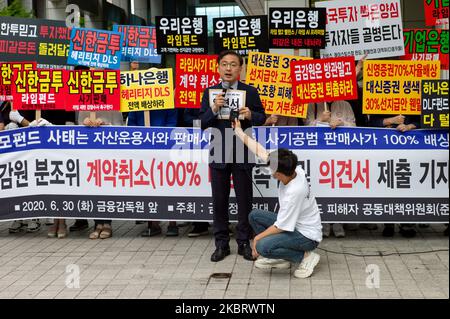 Opfer verschiedener Private-Equity-Fonds halten am 30. Juni 2020 vor dem Financial Supervisory Service in Yeouido, Seoul, Südkorea, eine Pressekonferenz ab, in der sie die Entscheidung drängen, für Private-Equity-Fonds verantwortliche Finanzunternehmen stark zu disziplinieren und Verträge zu kündigen (100%-Entschädigung). Der erste Streitbeilegungsausschuss des Finanzaufsichtsdienstes zu Kalkfonds, darunter Limettenfonds, Deutsche Heritage Derivatives-Linked Securities (DLS), Italienischer Gesundheitsfonds, Beautiful Asset Management Fund, Discovery Fund, Pop Funding Fund und Overseas Interest Rate-Linked Derivatives Stockfoto