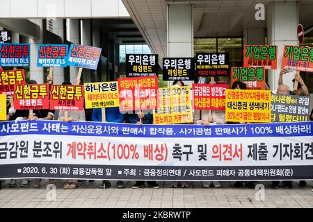 Opfer verschiedener Private-Equity-Fonds halten am 30. Juni 2020 vor dem Financial Supervisory Service in Yeouido, Seoul, Südkorea, eine Pressekonferenz ab, in der sie die Entscheidung drängen, für Private-Equity-Fonds verantwortliche Finanzunternehmen stark zu disziplinieren und Verträge zu kündigen (100%-Entschädigung). Der erste Streitbeilegungsausschuss des Finanzaufsichtsdienstes zu Kalkfonds, darunter Limettenfonds, Deutsche Heritage Derivatives-Linked Securities (DLS), Italienischer Gesundheitsfonds, Beautiful Asset Management Fund, Discovery Fund, Pop Funding Fund und Overseas Interest Rate-Linked Derivatives Stockfoto