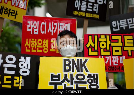 Ein Opfer verschiedener Private-Equity-Fonds hält während einer Pressekonferenz vor dem Financial Supervisory Service in Yeouido, Seoul, Südkorea, am 30. Juni 2020 ein Plakat mit der Aufschrift „Finanzbetrug“, auf dem die Entscheidung gefordert wird, für Private-Equity-Fonds verantwortliche Finanzunternehmen stark zu disziplinieren und Verträge zu kündigen (100 % Entschädigung). Der erste Streitbeilegungsausschuss des Finanzaufsichtsdienstes zu Kalkfonds, einschließlich Limettenfonds, Deutsche Heritage Derivatives-Linked Securities (DLS), Italian Healthcare Fund, Beautiful Asset Management Fund, Discovery Fund, Pop Funding Fund und Stockfoto