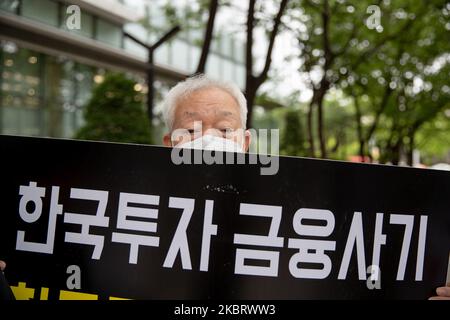 Ein Opfer verschiedener Private-Equity-Fonds hält während einer Pressekonferenz vor dem Financial Supervisory Service in Yeouido, Seoul, Südkorea, am 30. Juni 2020 ein Plakat mit der Aufschrift „Finanzbetrug“, auf dem die Entscheidung gefordert wird, für Private-Equity-Fonds verantwortliche Finanzunternehmen stark zu disziplinieren und Verträge zu kündigen (100 % Entschädigung). Der erste Streitbeilegungsausschuss des Finanzaufsichtsdienstes zu Kalkfonds, einschließlich Limettenfonds, Deutsche Heritage Derivatives-Linked Securities (DLS), Italian Healthcare Fund, Beautiful Asset Management Fund, Discovery Fund, Pop Funding Fund und Stockfoto