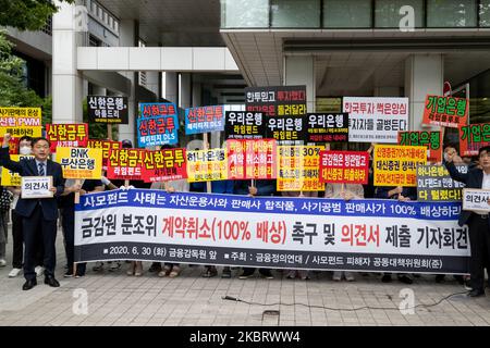 Opfer verschiedener Private-Equity-Fonds halten am 30. Juni 2020 vor dem Financial Supervisory Service in Yeouido, Seoul, Südkorea, eine Pressekonferenz ab, in der sie die Entscheidung drängen, für Private-Equity-Fonds verantwortliche Finanzunternehmen stark zu disziplinieren und Verträge zu kündigen (100%-Entschädigung). Der erste Streitbeilegungsausschuss des Finanzaufsichtsdienstes zu Kalkfonds, darunter Limettenfonds, Deutsche Heritage Derivatives-Linked Securities (DLS), Italienischer Gesundheitsfonds, Beautiful Asset Management Fund, Discovery Fund, Pop Funding Fund und Overseas Interest Rate-Linked Derivatives Stockfoto