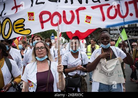 Mehrere hundert Ärzte und Pflegepersonal der Pariser Krankenhäuser (AP-HP) haben gezeigt, dass sie mehr Mittel zum Sparen fordern und vor dem Mangel an Ressourcen des öffentlichen Krankenhauses warnen. Sie forderten auch eine Erhöhung ihrer Gehälter und keinen Bonus für den Umgang mit der Coronavirus-Krise und der COVID-19-Pandemie am 30. Juni 2020 in Paris, Frankreich. (Foto von Samuel Boivin/NurPhoto) Stockfoto