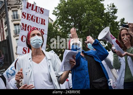 Mehrere hundert Ärzte und Pflegepersonal der Pariser Krankenhäuser (AP-HP) haben gezeigt, dass sie mehr Mittel zum Sparen fordern und vor dem Mangel an Ressourcen des öffentlichen Krankenhauses warnen. Sie forderten auch eine Erhöhung ihrer Gehälter und keinen Bonus für den Umgang mit der Coronavirus-Krise und der COVID-19-Pandemie am 30. Juni 2020 in Paris, Frankreich. (Foto von Samuel Boivin/NurPhoto) Stockfoto