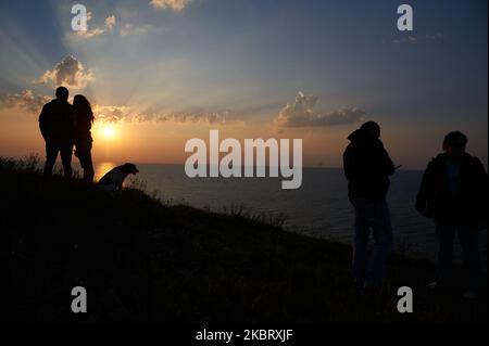 Trotz der Beschränkung der Massenversammlungen an einem Ort versammelten sich Menschen, um den Sonnenaufgang aus dem Meer zu beobachten und sagten das traditionelle Konzert ab, weil COVID-19 am 1. Juli 2020 in Kamen Bryag Beschränkungen auferlegt hatte. Die Menschen begrüßen den ersten Sonnenaufgang im Juli im östlichsten Teil Bulgariens, in der Nähe des Dorfes Kamen Bryag. Das Treffen heißt Juli und ist eine bulgarische Tradition seit 1980 (in der Regel verbringen die Menschen die Nacht mit Freunden am Strand und beobachten den Sonnenaufgang am 1.. Juli). Dieses Ritual wurde von der hippi-Kultur und dem klassischen July Morning der Uriah heep inspiriert und begann als ein Stockfoto