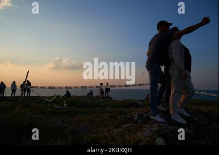 Trotz der Beschränkung der Massenversammlungen an einem Ort versammelten sich Menschen, um den Sonnenaufgang aus dem Meer zu beobachten und sagten das traditionelle Konzert ab, weil COVID-19 am 1. Juli 2020 in Kamen Bryag Beschränkungen auferlegt hatte. Die Menschen begrüßen den ersten Sonnenaufgang im Juli im östlichsten Teil Bulgariens, in der Nähe des Dorfes Kamen Bryag. Das Treffen heißt Juli und ist eine bulgarische Tradition seit 1980 (in der Regel verbringen die Menschen die Nacht mit Freunden am Strand und beobachten den Sonnenaufgang am 1.. Juli). Dieses Ritual wurde von der hippi-Kultur und dem klassischen July Morning der Uriah heep inspiriert und begann als ein Stockfoto