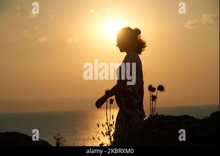 Trotz der Beschränkung der Massenversammlungen an einem Ort versammelten sich Menschen, um den Sonnenaufgang aus dem Meer zu beobachten und sagten das traditionelle Konzert ab, weil COVID-19 am 1. Juli 2020 in Kamen Bryag Beschränkungen auferlegt hatte. Die Menschen begrüßen den ersten Sonnenaufgang im Juli im östlichsten Teil Bulgariens, in der Nähe des Dorfes Kamen Bryag. Das Treffen heißt Juli und ist eine bulgarische Tradition seit 1980 (in der Regel verbringen die Menschen die Nacht mit Freunden am Strand und beobachten den Sonnenaufgang am 1.. Juli). Dieses Ritual wurde von der hippi-Kultur und dem klassischen July Morning der Uriah heep inspiriert und begann als ein Stockfoto