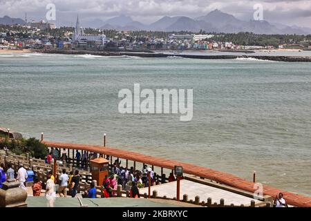 Blick auf die Stadt Kanyakumari vom Vivekananda Rock Memorial in Tamil Nadu, Indien. Das Vivekananda Rock Memorial wurde 1970 zu Ehren von Swami Vivekananda erbaut, der angeblich die Erleuchtung auf dem Felsen erreicht haben soll. (Foto von Creative Touch Imaging Ltd./NurPhoto) Stockfoto