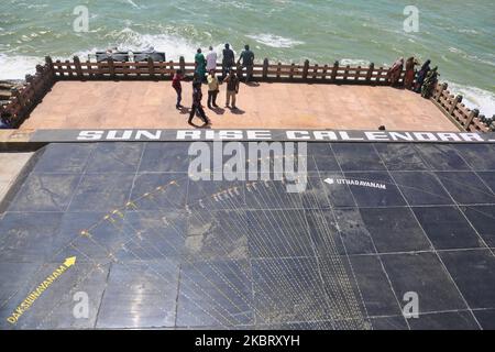 Hinduistischer Sonnenaufgangskalender gesehen am Vivekananda Rock Memorial Temple in Kanyakumari, Tamil Nadu, Indien. Das Vivekananda Rock Memorial wurde 1970 zu Ehren von Swami Vivekananda errichtet, der angeblich die Erleuchtung auf dem Felsen erlangt haben soll. (Foto von Creative Touch Imaging Ltd./NurPhoto) Stockfoto