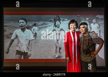 Auf See, Vietnam. 4.. November 2022. KIM PHUC Kim Phuc, Hauptthema des Pulitzer-Preisträgers Nick UT (rechts) Napalm-Fotos, die während des Vietnamkrieges aufgenommen wurden (auf der Leinwand projiziert), nachdem sie einer Tourgruppe von Gohagan & Company auf einem Kreuzschiff vor der Küste Vietnams vorgestellt wurde. (Bild: © Mark Edward Harris/ZUMA Press Wire) Stockfoto