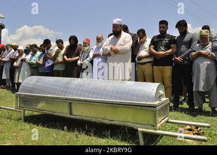 Am 01. Juli 2020 beten die Menschen in HMT Srinagar, Kaschmir, für das Begräbnisgebet für den Zivilist Bashir Ahmad.ein indischer Soldat und ein Zivilist (Großvater) eines dreijährigen Babys wurden getötet, nachdem Kämpfer eine patrouillierende Partei indischer Soldaten im Gebiet Sopore im Norden Kaschmirs angegriffen hatten. Ein Polizeibeamter teilte der lokalen Nachrichtenagentur mit, dass der Zivilist Bashir Ahmad von Srinagar, der ein drei Jahre altes Baby auf dem Schoß trug, ebenfalls nach Erhalt von Kugeln starb. (Foto von Faisal Khan/NurPhoto) Stockfoto