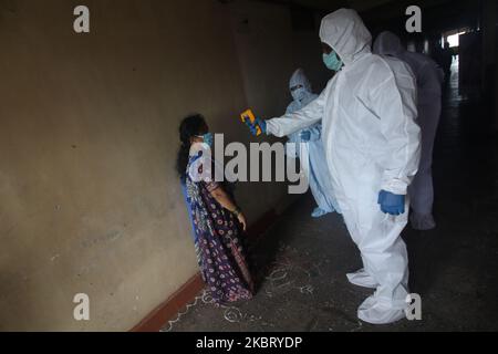 Ein Mitarbeiter im Gesundheitswesen überprüft die Temperatur einer Frau während einer medizinischen Vorsorgeuntersuchungen in Mumbai, Indien, am 01. Juli 2020. Indien ist nach den USA, Brasilien und Russland die viertgrößte von der Coronavirus-Pandemie (COVID-19) getroffenen Nation. (Foto von Himanshu Bhatt/NurPhoto) Stockfoto