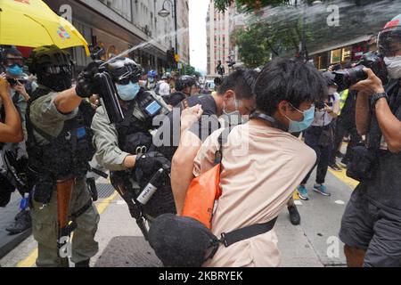 Demonstranten, die am 1. Juli 2020 bei einem Protest in Hongkong, China, mit der Polizei zusammenprallen. Der Protest ist gegen das neue nationale Sicherheitsgesetz in Hongkong am 23.. Jahrestag der Stadtübergabe von Großbritannien nach China. (Foto von Yat Kai Yeung/NurPhoto) Stockfoto