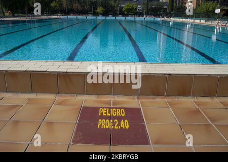 Blick auf das Schwimmbad des städtischen Sportzentrums Vicente del Bosque, von dem die Gemeinschaft ab heute am 1. Juli 2020 in Madrid, Spanien, eröffnet. (Foto von Oscar Gonzalez/NurPhoto) Stockfoto