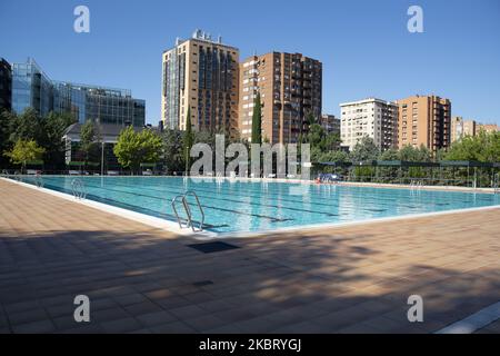 Blick auf das Schwimmbad des städtischen Sportzentrums Vicente del Bosque, von dem die Gemeinschaft ab heute am 1. Juli 2020 in Madrid, Spanien, eröffnet. (Foto von Oscar Gonzalez/NurPhoto) Stockfoto