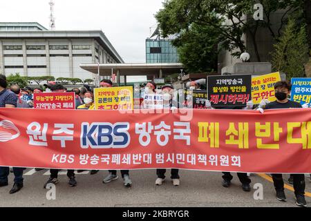 Etwa hundert Gewerkschaftsmitglieder des lokalen KBS-Senders versammeln sich aus dem ganzen Land zu einem Protest gegen die Politik der KBS, den Wonju-KBS-Sender außerhalb des KBS-Hauptquartiers am 1.. Juni 2020 in Seoul, Südkorea, abzuschaffen. Sie bitten KBS, einen lokalen Sender zu unterhalten, da es sich um einen koreanischen öffentlich-rechtlichen Sender handelt. (Foto von Chris Jung/NurPhoto) Stockfoto