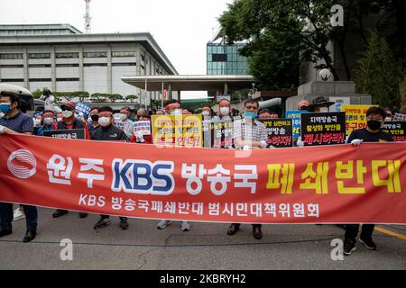 Etwa hundert Gewerkschaftsmitglieder des lokalen KBS-Senders versammeln sich aus dem ganzen Land zu einem Protest gegen die Politik der KBS, den Wonju-KBS-Sender außerhalb des KBS-Hauptquartiers am 1.. Juni 2020 in Seoul, Südkorea, abzuschaffen. Sie bitten KBS, einen lokalen Sender zu unterhalten, da es sich um einen koreanischen öffentlich-rechtlichen Sender handelt. (Foto von Chris Jung/NurPhoto) Stockfoto