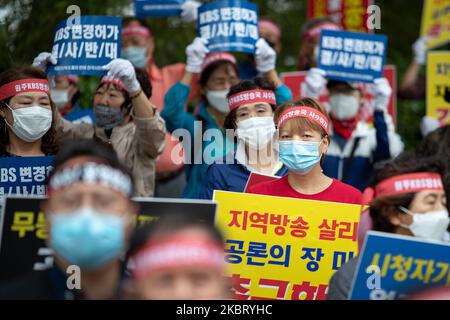 Etwa hundert Gewerkschaftsmitglieder des lokalen KBS-Senders versammeln sich aus dem ganzen Land zu einem Protest gegen die Politik der KBS, den Wonju-KBS-Sender außerhalb des KBS-Hauptquartiers am 1.. Juni 2020 in Seoul, Südkorea, abzuschaffen. Sie bitten KBS, einen lokalen Sender zu unterhalten, da es sich um einen koreanischen öffentlich-rechtlichen Sender handelt. (Foto von Chris Jung/NurPhoto) Stockfoto