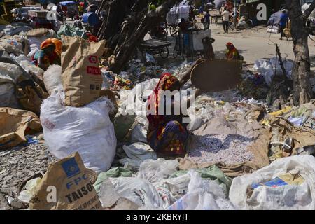 Frauen, die während der Coronavirus-Pandemie am 01. Juli 2020 in Dhaka, Bangladesch, Plastik sammeln, sitzen auf einer Müllhalde am Ufer des Buriganga River (Foto: Mamunur Rashid/NurPhoto) Stockfoto