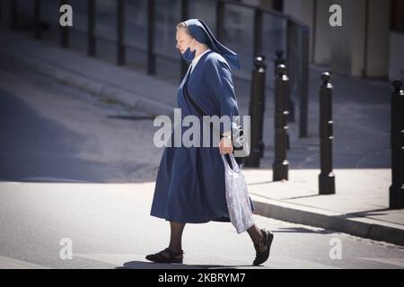 Eine Nonne, die eine Gesichtsmaske um den Hals trägt, sieht man am 1. Juli 2020 in Warschau, Polen, eine Straße überqueren. (Foto von Jaap Arriens/NurPhoto) Stockfoto