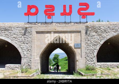 Alte Stadt von Aserbaidschan, Shusha. 1. Juni 2022. Touristen sind in der historischen Shusha Festung Stockfoto