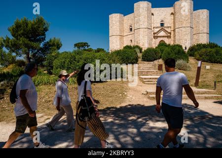 Touristen, gefolgt von einem Reiseleiter vor dem Castel del Monte in der Nähe von Andria, Italien, am 1.. Juli 2020. Das Castel del Monte wurde am 1. Juli mit gestaffelten Schichten und einer begrenzten Anzahl von Personen in Gruppen wiedereröffnet. Es wurden Sicherheitsmaßnahmen, physische Distanzierung und die obligatorische Verwendung der Maske eingeführt. Die Fremdenführer werden ihre Arbeit im Inneren des Schlosses nicht ausführen können, da es keine Lüftung hat und Versammlungen, sondern nur draußen vermieden werden. (Foto von Davide Pischettola/NurPhoto) Stockfoto