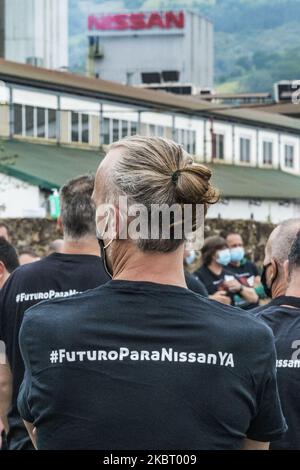 Ex-Arbeiter des Nissan-Werks in Barcelona mit einem T-Shirt mit der Aufschrift „Zukunft für Nissan jetzt!“, bei einer Demonstration in der Nähe des Nissan-Werks in Kantabrien, Spanien, am 1. Juli 2020. Sie forderten die Solidarität anderer Nissan-Arbeiter in Spanien. (Foto von Celestino Arce/NurPhoto) Stockfoto