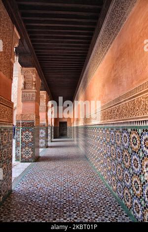 Ben Youssef Madrasa (Medersa Ben Youssef) in der Medina (Altstadt) von Marrakesch (Marrakesch) in Marokko, Afrika, am 5. Januar 2016. Die Ben Youssef Madrasa ist die größte Madrasa (islamische Hochschule oder Koranschule) in Marokko und eine der größten und wichtigsten in Nordafrika. Im 14.. Jahrhundert gegründet und später erweitert, beherbergte es einst mehr als 900 Studenten in seinen exquisiten Mauern. Die Madrasa wurde 1960 nicht mehr als islamische Hochschule genutzt, ist aber nach wie vor eines der schönsten Gebäude in Marrakesch. (Foto von Creative Touch Imaging Ltd./NurPhoto) Stockfoto