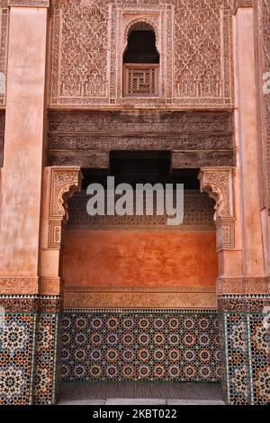 Ben Youssef Madrasa (Medersa Ben Youssef) in der Medina (Altstadt) von Marrakesch (Marrakesch) in Marokko, Afrika, am 5. Januar 2016. Die Ben Youssef Madrasa ist die größte Madrasa (islamische Hochschule oder Koranschule) in Marokko und eine der größten und wichtigsten in Nordafrika. Im 14.. Jahrhundert gegründet und später erweitert, beherbergte es einst mehr als 900 Studenten in seinen exquisiten Mauern. Die Madrasa wurde 1960 nicht mehr als islamische Hochschule genutzt, ist aber nach wie vor eines der schönsten Gebäude in Marrakesch. (Foto von Creative Touch Imaging Ltd./NurPhoto) Stockfoto