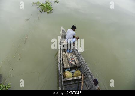 Am Mittwoch, den 1. Juli 2020, durchqueren Dorfbewohner auf einem Boot ein überflutetes Gebiet im Dorf Buraburi im Distrikt Morigaon in Assam in Indien. (Foto von David Talukdar/NurPhoto) Stockfoto