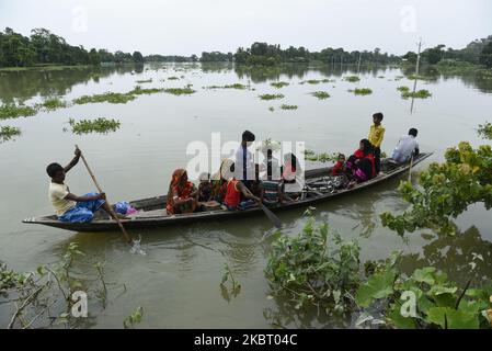 Am Mittwoch, den 1. Juli 2020, durchqueren Dorfbewohner auf einem Boot ein überflutetes Gebiet im Dorf Buraburi im Distrikt Morigaon in Assam in Indien. (Foto von David Talukdar/NurPhoto) Stockfoto