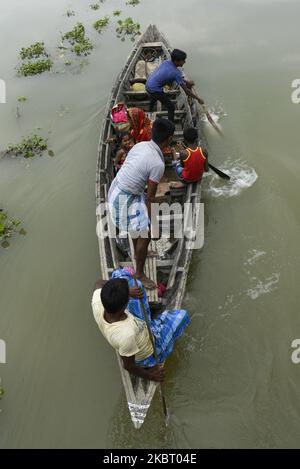 Am Mittwoch, den 1. Juli 2020, durchqueren Dorfbewohner auf einem Boot ein überflutetes Gebiet im Dorf Buraburi im Distrikt Morigaon in Assam in Indien. (Foto von David Talukdar/NurPhoto) Stockfoto