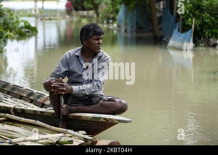 Am Mittwoch, den 1. Juli 2020, durchqueren Dorfbewohner auf einem Boot ein überflutetes Gebiet im Dorf Buraburi im Distrikt Morigaon in Assam in Indien. (Foto von David Talukdar/NurPhoto) Stockfoto