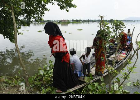 Am Mittwoch, den 1. Juli 2020, durchqueren Dorfbewohner auf einem Boot ein überflutetes Gebiet im Dorf Buraburi im Distrikt Morigaon in Assam in Indien. (Foto von David Talukdar/NurPhoto) Stockfoto