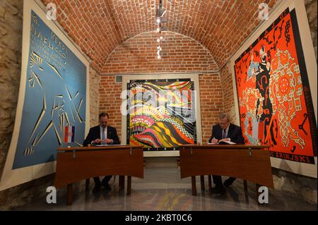 Der Minister für Kultur und nationales Erbe Polens, Piotr Glinski (R), und der Botschafter Kroatiens, Tomislav Vidosevic (L), vertreten das kroatische Kultusministerium, unterzeichnen im Internationalen Kulturzentrum in Krakau, Polen, ein Programm zur birateralen kulturellen Zusammenarbeit für den Zeitraum 2020-2023. Am Mittwoch, den 1.. Juli 2020, fand in Krakau, der Woiwodschaft Kleinpolen, Polen. (Foto von Artur Widak/NurPhoto) Stockfoto