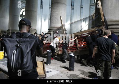 Mehr als eine Woche nach der Einrichtung eines Lagers durch Demonstranten wird die Übernahme eines kleinen Parks in der Nähe des Polizeipräsidium und des Rathauses in New York City, USA, am 30,2020. Juni fortgesetzt. Nur wenige Stunden vor der Mitternacht-Frist zur Bewahrung des Stadtbudgets fordern Demonstranten, die am Occupy City Hall teilnehmen, von der Stadt die Definanzierung des Polizeidepartements und die Umverteilung der Mittel auf verschiedene gemeindeorientierte Dienste. (Foto von John Lamparski/NurPhoto) Stockfoto