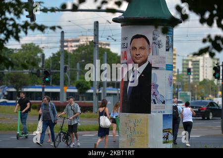 Ein Wahlplakat von Andrzej Duda, dem derzeitigen polnischen Präsidenten, gesehen in Krakau. Am 2. Juli 2020 in Krakau, Woiwodschaft Kleinpolen, Polen. (Foto von Artur Widak/NurPhoto) Stockfoto