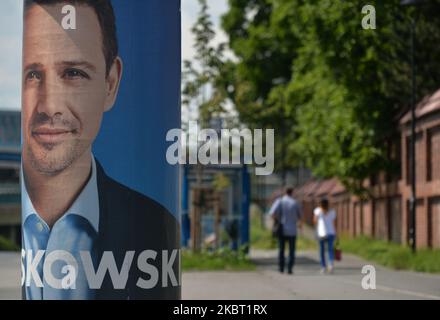 Ein Wahlplakat von Rafal Trzaskowski, dem derzeitigen Bürgermeister von Warschau und Kandidaten der Bürgerplattform für das Amt des polnischen Ratsvorsitzes, wurde in Krakau gesehen. Am 2. Juli 2020 in Krakau, Woiwodschaft Kleinpolen, Polen. (Foto von Artur Widak/NurPhoto) Stockfoto