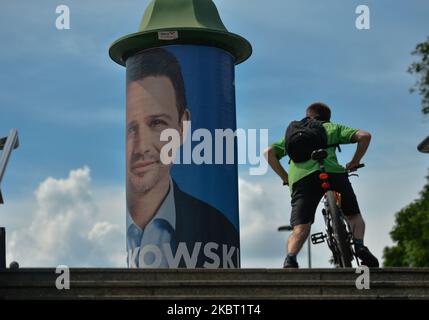 Ein Wahlplakat von Rafal Trzaskowski, dem derzeitigen Bürgermeister von Warschau und Kandidaten der Bürgerplattform für das Amt des polnischen Ratsvorsitzes, wurde in Krakau gesehen. Am 2. Juli 2020 in Krakau, Woiwodschaft Kleinpolen, Polen. (Foto von Artur Widak/NurPhoto) Stockfoto