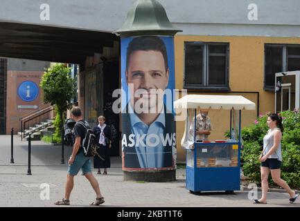 Ein Wahlplakat von Rafal Trzaskowski, dem derzeitigen Bürgermeister von Warschau und Kandidaten der Bürgerplattform für das Amt des polnischen Ratsvorsitzes, wurde in Krakau gesehen. Am 2. Juli 2020 in Krakau, Woiwodschaft Kleinpolen, Polen. (Foto von Artur Widak/NurPhoto) Stockfoto