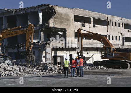 Bulldozer zerstören am 3. Juli 2020 ein Gebäude am alten Flughafen in Athen, im Vorort Hellinikon, südlich von Athen (Foto: Panayotis Tzamaros/NurPhoto) Stockfoto