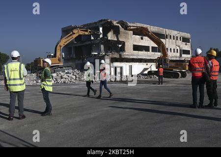 Bulldozer zerstören am 3. Juli 2020 ein Gebäude am alten Flughafen in Athen, im Vorort Hellinikon, südlich von Athen (Foto: Panayotis Tzamaros/NurPhoto) Stockfoto