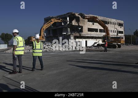 Bulldozer zerstören am 3. Juli 2020 ein Gebäude am alten Flughafen in Athen, im Vorort Hellinikon, südlich von Athen (Foto: Panayotis Tzamaros/NurPhoto) Stockfoto