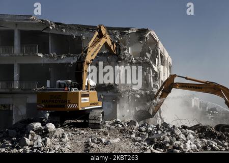 Bulldozer zerstören am 3. Juli 2020 ein Gebäude am alten Flughafen in Athen, im Vorort Hellinikon, südlich von Athen (Foto: Panayotis Tzamaros/NurPhoto) Stockfoto