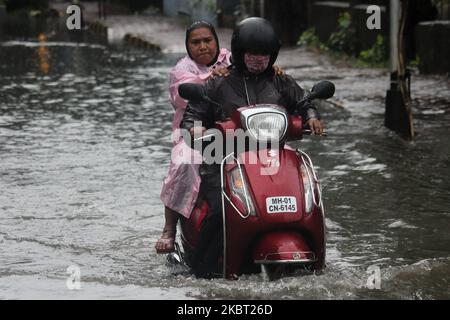 Ein Mann fährt am 03. Juli 2020 in Mumbai, Indien, durch eine überflutete Straße mit schweren Regenfällen. Der Monsun in Indien dauert offiziell von Juni bis September. (Foto von Himanshu Bhatt/NurPhoto) Stockfoto