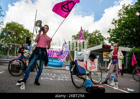 Ein Aktivist der Extinction Rebellion hält eine Rede vor den Türen des KLM-Hauptquartiers während der Extinction Rebellion Fahrradkampagne gegen das KLM-Unterstützungspaket am 3. Juli 2020 in Amsterdam, Niederlande. (Foto von Romy Arroyo Fernandez/NurPhoto) Stockfoto