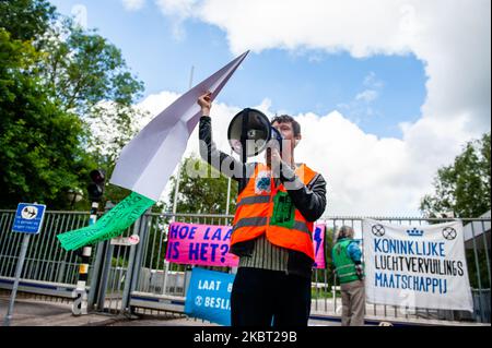 Ein Aktivist der Extinction Rebellion hält einen Brief in Form eines Papierflugzeugs, das während der Radkampagne Extinction Rebellion gegen das KLM-Unterstützungspaket am 3. Juli 2020 in Amsterdam, Niederlande, durch den KLM-Zaun gestartet wurde. (Foto von Romy Arroyo Fernandez/NurPhoto) Stockfoto