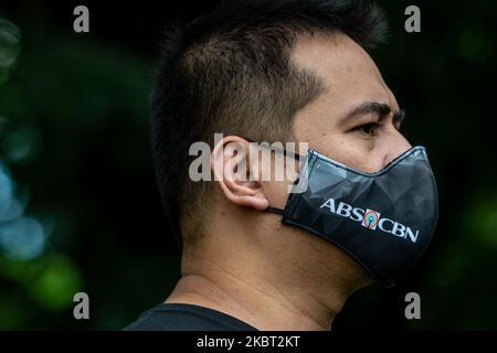 Ein Mann mit einer Gesichtsmaske und dem Logo des philippinischen Rundfunksenders ABS-CBN schließt sich einem Protest an, der am 3. Juli 2020 in Quezon City, Philippinen, zur Franchise-Erneuerung des Mediengiganten aufruft. Am 5. Mai wurde ein Befehl zur Einstellung der ABS-CBN erlassen, der auf die Einstellung der landesweiten Fernseh- und Radioübertragungen des Netzwerks zurückzuführen war. (Foto: Lisa Marie David/NurPhoto) Stockfoto