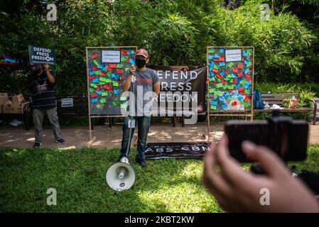 Ein Unterstützer des philippinischen Rundfunksenders ABS-CBN spricht während eines Protestes zur Verlängerung des Franchise-Systems des Mediengiganten am 3. Juli 2020 in Quezon City, Philippinen. Am 5. Mai wurde ein Befehl zur Einstellung der ABS-CBN erlassen, der auf die Einstellung der landesweiten Fernseh- und Radioübertragungen des Netzwerks zurückzuführen war. (Foto: Lisa Marie David/NurPhoto) Stockfoto